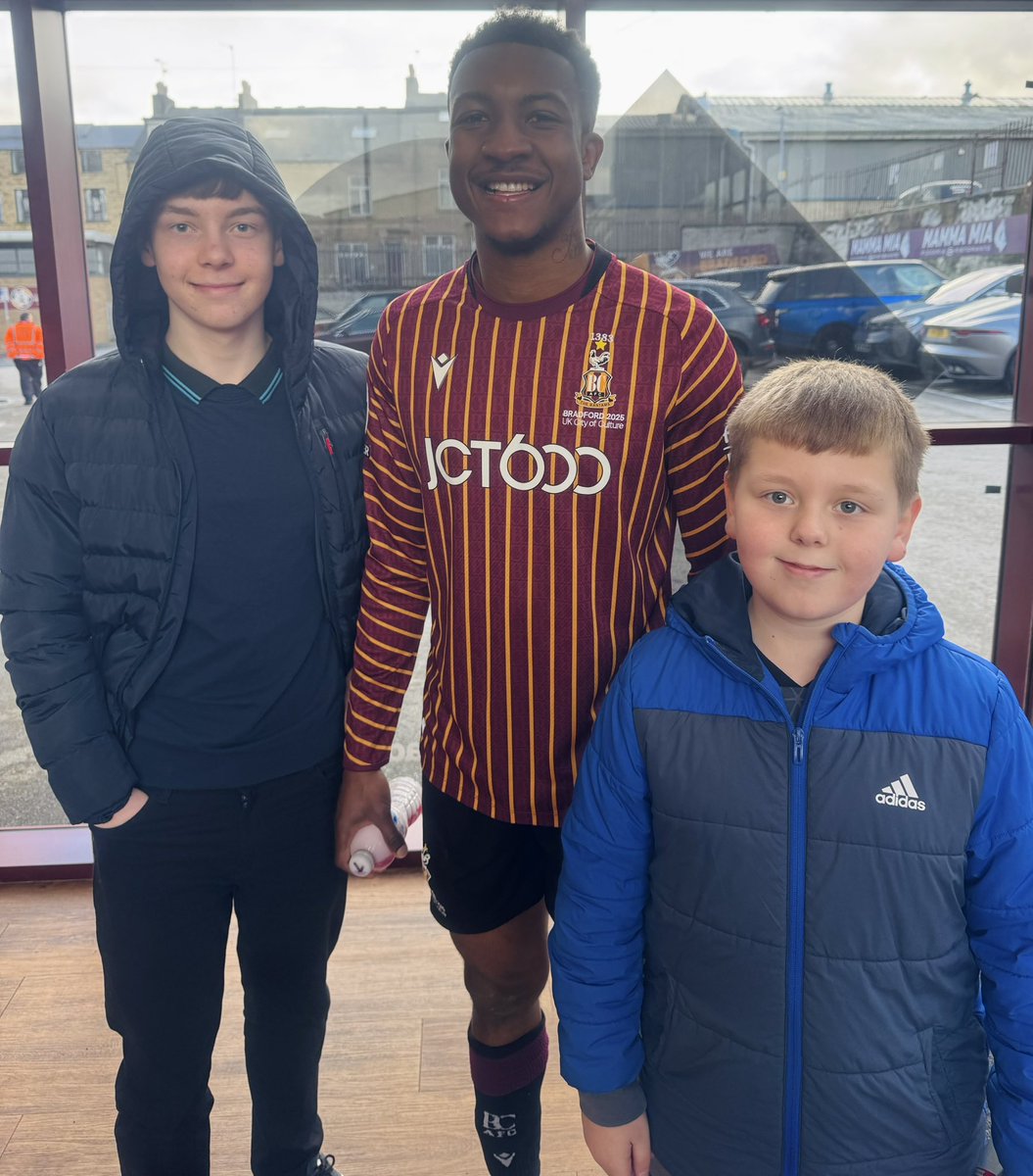 robert_cranmer's tweet photo. @jackieneufville @officialbantams @OFFICEINTERIOR5 My boys with your boy at full time ❤️💛 https://t.co/FPRmeJhoZ4
