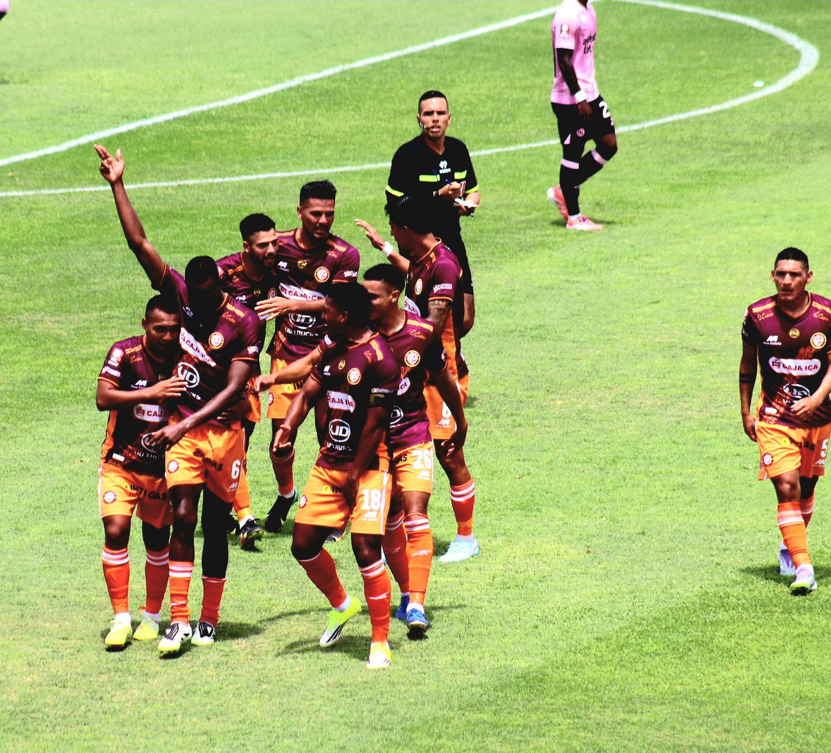 srochadeportes's tweet photo. GOLPE A LA MISILERA. Abdiel Ayarza anota el primero en el Miguel Grau del Callao. 

#SportBoys 0-1 #ChankasCYC  | #Liga1  2026

📸: Samuel Rocha https://t.co/1lueziFPns