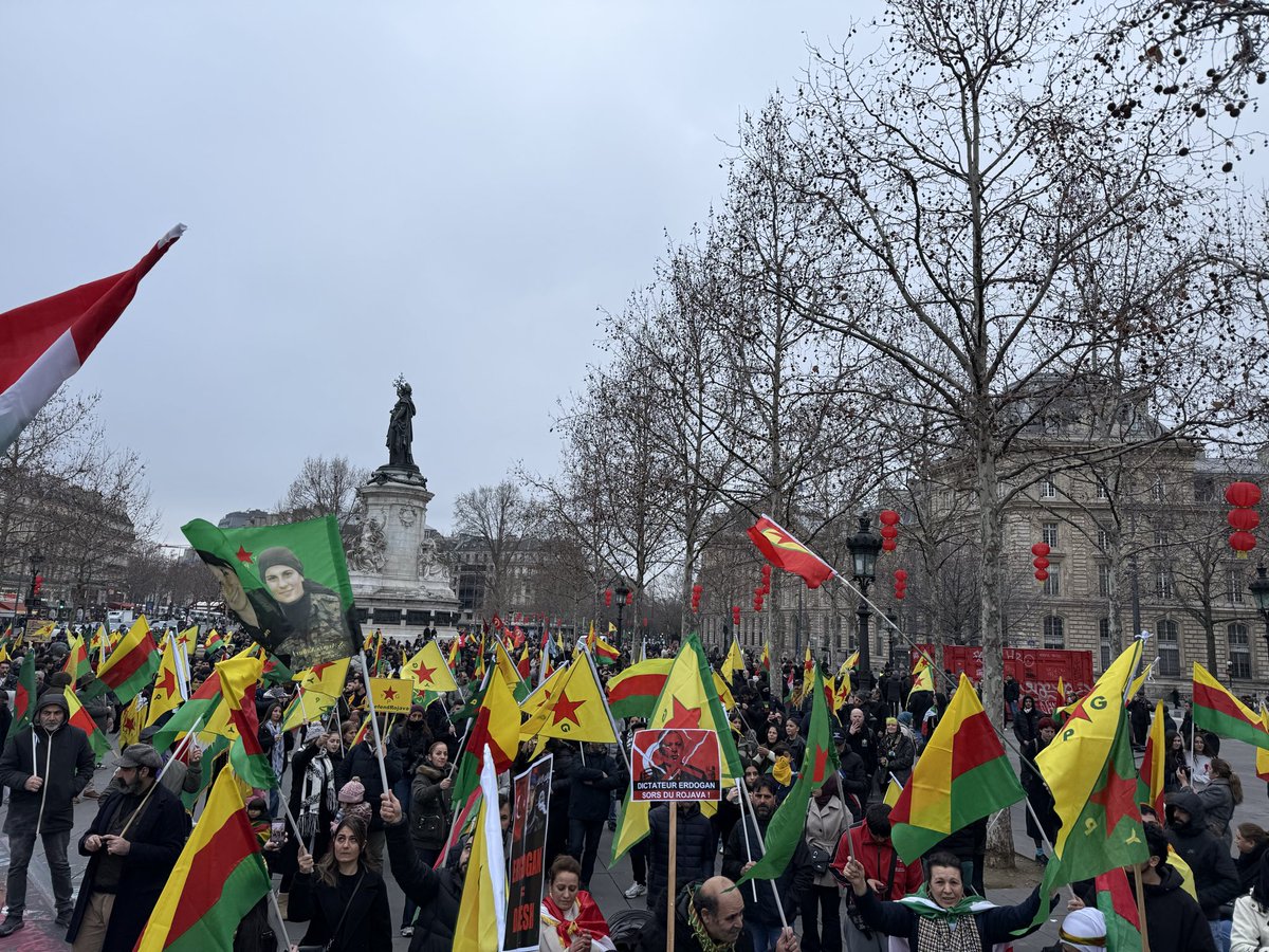 Berivanfirat75's tweet photo. Toujours debout pour le Rojava,aujourd’hui à Paris. https://t.co/ZCwF5abGVq