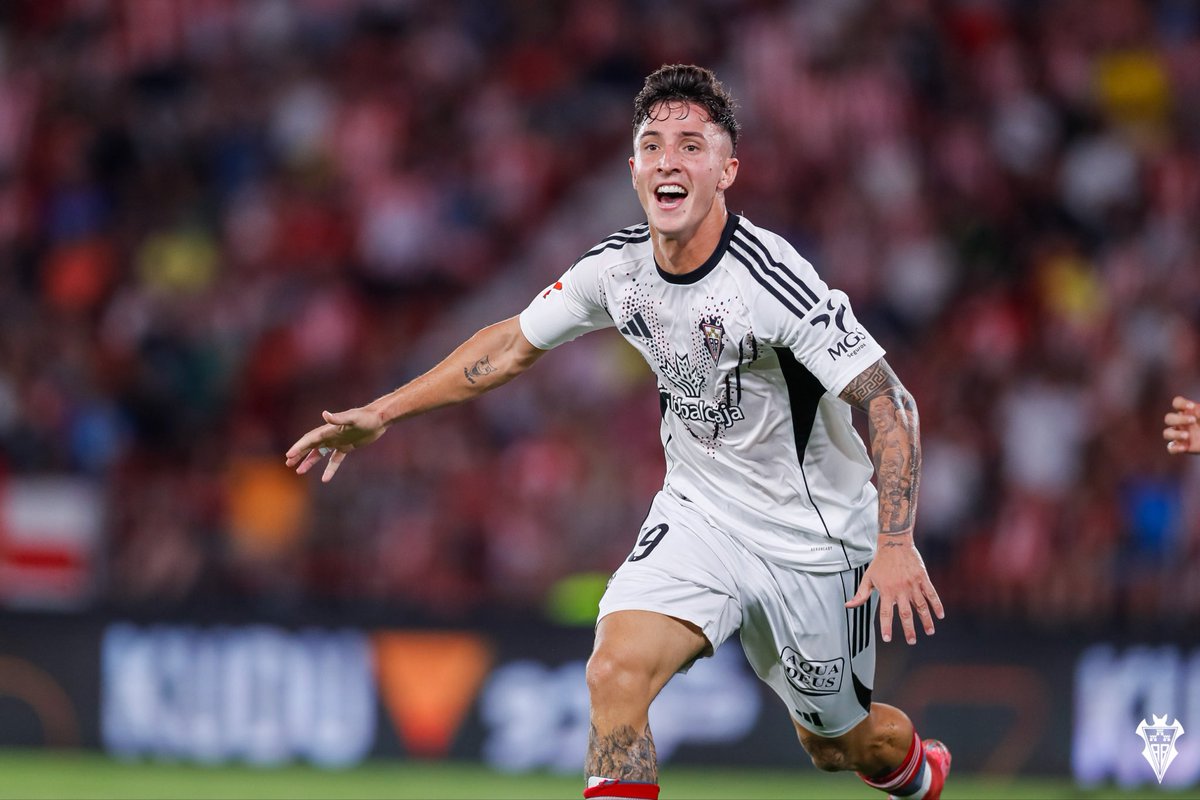 AlbaceteBPSAD's tweet photo. Albacetistas, Escriche quiere enviaros un mensaje. 

“Aficion, espero que estéis disfrutando la victoria ante el Real Zaragoza como se merece y estéis preparados para vivir lo del martes. Quería deciros que os deseo todo lo mejor lo que queda de año y siempre. 

Quiero que sepáis que me he dejado el alma por defender este escudo y para que cada aficionado se sintiese orgulloso. 

Un fuerte abrazo y ¡AÚPA ALBA!”