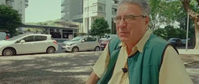 -Sabe usted Doña Rosa quién justo no sale en esta lista de este pelotudo eeh. cómo se llama? De Yefri Esptein? *Mira para el costado y vuelve acercándose con la mano en la cara tapando los boca de costado*...el Marqués Pontificio....*se jijea*