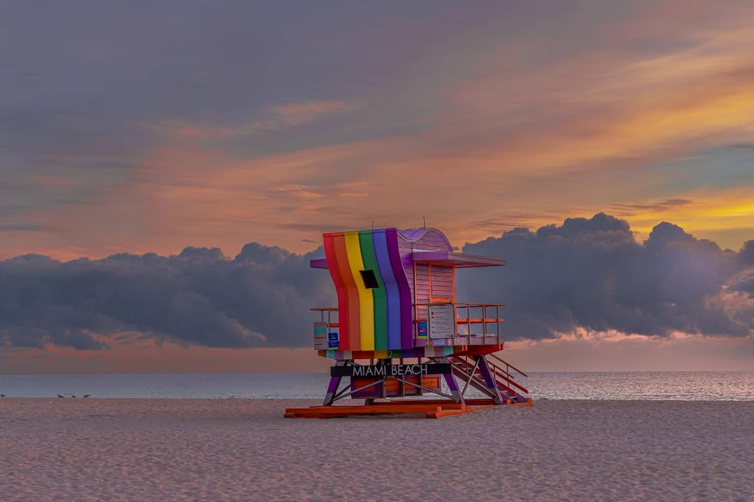Weekend mood: pastel skies, quiet sand, and Miami Beach doing what it does best when everyone else slows down. 🌈🌅
If this is your view, you’re exactly where you’re supposed to be.