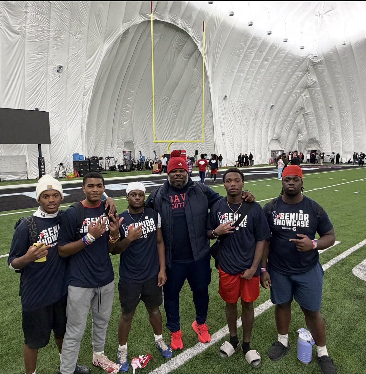 CoachWilson1980's tweet image. #Recruiting 
#RecruitBOD 
#InTheseStreets 

@CoachKChatham @davis__football 
@SRfbshowcase @HoustonTexans
Boots on the ground 
Trying to help change lives one day at a Time !!

Many doors were opened today 
Even got 2027/28 Kids information out to Coaches