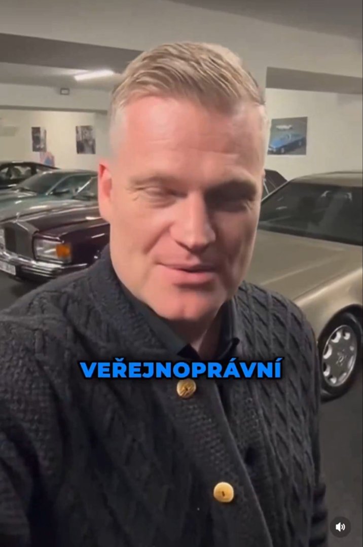 Vláda tvrdí, že veřejnoprávní média ČT a ČRo zrušením poplatků a přechodem pod státní rozpočet nepřijdou o svou nezávislost.
Vládní zmocněnec pro klimatickou politiku a Green Deal, bývalý kandidát na ministra, Filip Turek se však už těší, až přestane být ČT veřejnoprávní.