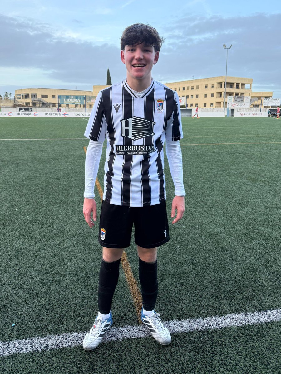 😁 Orgullo de nuestra cantera, Rodrigo Roco, jugador del Cadete A, ha debutado en el día de hoy con el Juvenil Liga Nacional en la victoria 2-1 ante el Academia Extremadura A ¡Enhorabuena Rodrigo, a seguir trabajando! 🤍🖤
