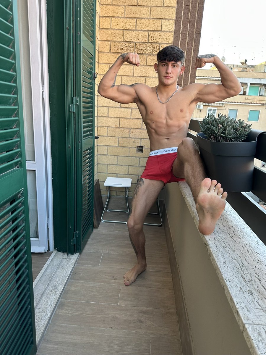 Soaking in the sun while you stare at these perfect soles….

I’m always active to take that cash😈