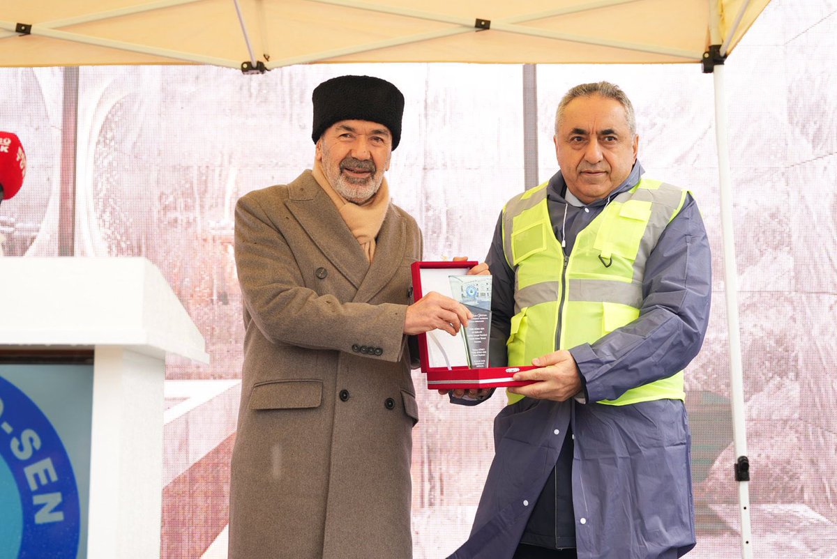 TurkesGuney's tweet photo. 📍 TÜRK BÜRO-SEN’İN GURUR GÜNÜ

📌 Türk Büro-Sen Genel Merkezi olarak, Ali Işıklar Eğitim, Dinlenme ve Sosyal Tesisleri’nin temel atma törenini, Türk Büro-Sen tarihinde müstesna ve bir dönüm noktası niteliği taşıyan anlayışla, teşkilatımıza yakışır şekilde gerçekleştirdik.

📌 Dört yıllık görev süremiz boyunca hayalini kurduğumuz bu eseri, bugün gerçekleştirme aşamasına taşımanın haklı gururunu; teşkilatımızın tüm kademeleriyle birlikte yaşıyoruz. Bu adım, yalnızca bir yatırım değil; kararlılığın, sabrın ve inancın ete kemiğe bürünmüş hâlidir.

📌 Bu tarihi günde, törenimize katılımlarıyla bizleri onurlandıran ve teşkilatımıza verdiği samimi destekle bu anlamlı ana ayrı bir değer katan MHP Meslekî Ve Sivil Toplum Kuruluşları İle İlişkilerden Sorumlu Genel Başkan Yardımcısı ve Ankara Milletvekilimiz Sayın Yaşar Yıldırım’a özellikle teşekkür ediyoruz. Kendisinin sergilediği duruş ve yakın ilgisi, Türk Büro-Sen camiası açısından son derece kıymetli ve unutulmayacak bir katkıdır.

📌 Törenimize katılımlarıyla bizleri onurlandıran; 
🔴 MHP Meslekî Ve Sivil Toplum Kuruluşları İle İlişkilerden Sorumlu Genel Başkan Yardımcısı ve Ankara Milletvekilimiz Sayın Yaşar Yıldırım
🔴Türkiye Kamu-Sen Genel Başkanı Sayın Önder Kahveci’ye, 
🔴Türkiye Kamu-Sen Teşkilatlardan Sorumlu Genel Başkan Yardımcısı Sayın Yücel Kazancıoğlu’na,
🔴Türk Ulaşım-Sen Genel Başkanı Sayın Nurullah Albayrak’a, 
🔴Türk Tarım Orman-Sen Genel Başkanı Sayın Ahmet Demirci’ye, 
🔴Türk Diyanet Vakıf-Sen Genel Başkanı Sayın Kadir Şahin’e, 
🔴Türk Yerel Hizmet-Sen Genel Başkanı Sayın İbrahim Tabakoğlu’na, 
🔴TÜRKAV Genel Başkanı Sayın Ebubekir Korkmaz’a, 
🔴MHP Antalya İl Başkanı Sayın Sadullah Güneş’e, 
🔴 Kıymetli MHP ilçe başkanlarımıza, Antalya Ülkü Ocakları Başkanımıza, sendikalarımızın genel merkez yöneticilerine, memleketin dört bir yanından gelen kıymetli şube başkanlarımıza ve Türk Büro-Sen Genel Başkan Yardımcılarımıza gönülden teşekkür ediyorum.

📌 Ali Işıklar’ın adını taşıyan bu eser; yalnızca bir yapı değil, Türk Büro-Sen’in hafızasına kazınacak, teşkilat bilincinin, dava ahlakının ve adanmışlığın somut bir nişanesidir. Dünümüze duyulan vefanın, bugünümüze sahip çıkmanın ve yarınlara güçlü bir miras bırakma iradesinin ifadesidir.

📌 Tesisimiz tamamlandığında; günümüz ekonomik şartlarında tatil yapma imkanı kalmayan üyelerimiz ve emekliye ayrılan üyelerimiz ekonomik şartlarda tatil imkanına kavuşak, teşkilat eğitimlerimizi kendi tesislerimizde gerçekleştireceğiz. 

📌 Emeği geçen her bir teşkilat mensubumuz, bu kutlu davaya inançla omuz vermiş; taş üstüne taş koyan bir anlayışın temsilcisi olmuştur. Türk Büro-Sen; birliğini koruyan, değer üreten ve eser bırakan duruşuyla yoluna kararlılıkla devam edecektir.

📌 Bu vesileyle katkı sunan, destek veren ve bu sürece yürekten sahip çıkan herkese bir kez daha şükranlarımı sunuyor; Ali Işıklar Eğitim, Dinlenme ve Sosyal Tesisleri’nin camiamıza hayırlı olmasını diliyorum.