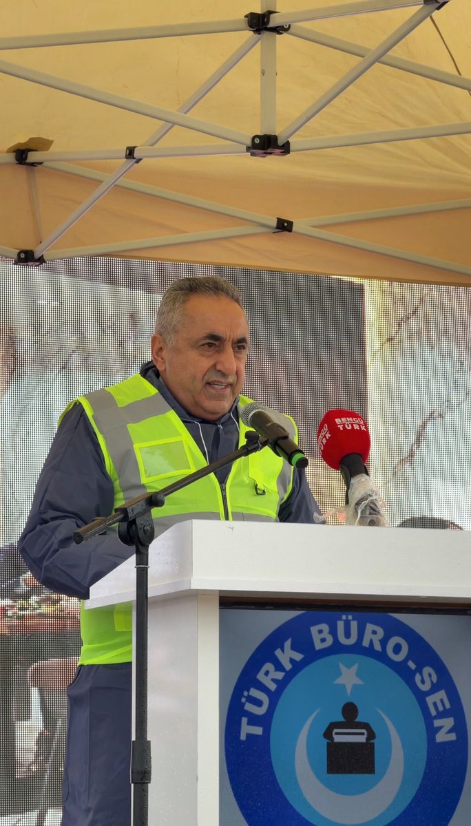 TurkesGuney's tweet photo. 📍 TÜRK BÜRO-SEN’İN GURUR GÜNÜ

📌 Türk Büro-Sen Genel Merkezi olarak, Ali Işıklar Eğitim, Dinlenme ve Sosyal Tesisleri’nin temel atma törenini, Türk Büro-Sen tarihinde müstesna ve bir dönüm noktası niteliği taşıyan anlayışla, teşkilatımıza yakışır şekilde gerçekleştirdik.

📌 Dört yıllık görev süremiz boyunca hayalini kurduğumuz bu eseri, bugün gerçekleştirme aşamasına taşımanın haklı gururunu; teşkilatımızın tüm kademeleriyle birlikte yaşıyoruz. Bu adım, yalnızca bir yatırım değil; kararlılığın, sabrın ve inancın ete kemiğe bürünmüş hâlidir.

📌 Bu tarihi günde, törenimize katılımlarıyla bizleri onurlandıran ve teşkilatımıza verdiği samimi destekle bu anlamlı ana ayrı bir değer katan MHP Meslekî Ve Sivil Toplum Kuruluşları İle İlişkilerden Sorumlu Genel Başkan Yardımcısı ve Ankara Milletvekilimiz Sayın Yaşar Yıldırım’a özellikle teşekkür ediyoruz. Kendisinin sergilediği duruş ve yakın ilgisi, Türk Büro-Sen camiası açısından son derece kıymetli ve unutulmayacak bir katkıdır.

📌 Törenimize katılımlarıyla bizleri onurlandıran; 
🔴 MHP Meslekî Ve Sivil Toplum Kuruluşları İle İlişkilerden Sorumlu Genel Başkan Yardımcısı ve Ankara Milletvekilimiz Sayın Yaşar Yıldırım
🔴Türkiye Kamu-Sen Genel Başkanı Sayın Önder Kahveci’ye, 
🔴Türkiye Kamu-Sen Teşkilatlardan Sorumlu Genel Başkan Yardımcısı Sayın Yücel Kazancıoğlu’na,
🔴Türk Ulaşım-Sen Genel Başkanı Sayın Nurullah Albayrak’a, 
🔴Türk Tarım Orman-Sen Genel Başkanı Sayın Ahmet Demirci’ye, 
🔴Türk Diyanet Vakıf-Sen Genel Başkanı Sayın Kadir Şahin’e, 
🔴Türk Yerel Hizmet-Sen Genel Başkanı Sayın İbrahim Tabakoğlu’na, 
🔴TÜRKAV Genel Başkanı Sayın Ebubekir Korkmaz’a, 
🔴MHP Antalya İl Başkanı Sayın Sadullah Güneş’e, 
🔴 Kıymetli MHP ilçe başkanlarımıza, Antalya Ülkü Ocakları Başkanımıza, sendikalarımızın genel merkez yöneticilerine, memleketin dört bir yanından gelen kıymetli şube başkanlarımıza ve Türk Büro-Sen Genel Başkan Yardımcılarımıza gönülden teşekkür ediyorum.

📌 Ali Işıklar’ın adını taşıyan bu eser; yalnızca bir yapı değil, Türk Büro-Sen’in hafızasına kazınacak, teşkilat bilincinin, dava ahlakının ve adanmışlığın somut bir nişanesidir. Dünümüze duyulan vefanın, bugünümüze sahip çıkmanın ve yarınlara güçlü bir miras bırakma iradesinin ifadesidir.

📌 Tesisimiz tamamlandığında; günümüz ekonomik şartlarında tatil yapma imkanı kalmayan üyelerimiz ve emekliye ayrılan üyelerimiz ekonomik şartlarda tatil imkanına kavuşak, teşkilat eğitimlerimizi kendi tesislerimizde gerçekleştireceğiz. 

📌 Emeği geçen her bir teşkilat mensubumuz, bu kutlu davaya inançla omuz vermiş; taş üstüne taş koyan bir anlayışın temsilcisi olmuştur. Türk Büro-Sen; birliğini koruyan, değer üreten ve eser bırakan duruşuyla yoluna kararlılıkla devam edecektir.

📌 Bu vesileyle katkı sunan, destek veren ve bu sürece yürekten sahip çıkan herkese bir kez daha şükranlarımı sunuyor; Ali Işıklar Eğitim, Dinlenme ve Sosyal Tesisleri’nin camiamıza hayırlı olmasını diliyorum.