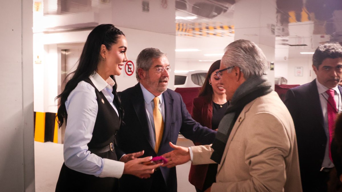 GabyJimenezMX's tweet photo. En la 4ta Plenaria de Morena, el canciller Juan Ramón de la Fuente  señaló que la política exterior de México se conduce con firmeza y visión estratégica bajo el liderazgo de Claudia Sheinbaum 🇲🇽, una de las jefas de Estado con mayor respaldo popular y prestigio internacional 🌎. 

En un mundo polarizado, México mantiene una diplomacia pacifista basada en el derecho internacional 🤝, el diálogo 🕊️ y la defensa de la soberanía, con resultados concretos: más de 212 mil llamadas atendidas por los centros consulares 📞, 18 mil asesorías legales ⚖️ y 5.5 millones de trámites en 2025 🏛️, además de una reducción superior al 50% en el aseguramiento de fentanilo 📉 y un crecimiento turístico de 36.3 millones en 2024 a 38.4 millones en 2025 ✈️, consolidando a México como un actor confiable y con perspectiva positiva de desarrollo.

Actuamos con firmeza y responsabilidad, sin intervenir en asuntos internos de otros países, porque nuestra diplomacia es humanista, soberana y al servicio del pueblo.