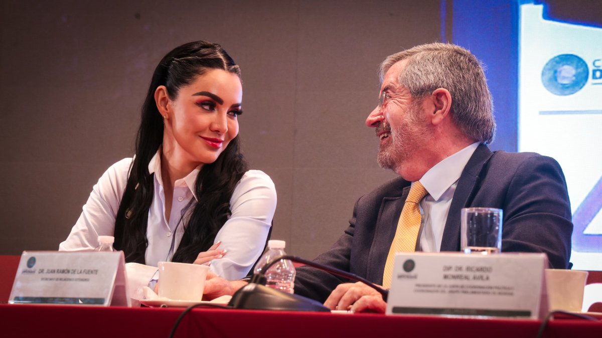 GabyJimenezMX's tweet photo. En la 4ta Plenaria de Morena, el canciller Juan Ramón de la Fuente  señaló que la política exterior de México se conduce con firmeza y visión estratégica bajo el liderazgo de Claudia Sheinbaum 🇲🇽, una de las jefas de Estado con mayor respaldo popular y prestigio internacional 🌎. 

En un mundo polarizado, México mantiene una diplomacia pacifista basada en el derecho internacional 🤝, el diálogo 🕊️ y la defensa de la soberanía, con resultados concretos: más de 212 mil llamadas atendidas por los centros consulares 📞, 18 mil asesorías legales ⚖️ y 5.5 millones de trámites en 2025 🏛️, además de una reducción superior al 50% en el aseguramiento de fentanilo 📉 y un crecimiento turístico de 36.3 millones en 2024 a 38.4 millones en 2025 ✈️, consolidando a México como un actor confiable y con perspectiva positiva de desarrollo.

Actuamos con firmeza y responsabilidad, sin intervenir en asuntos internos de otros países, porque nuestra diplomacia es humanista, soberana y al servicio del pueblo.