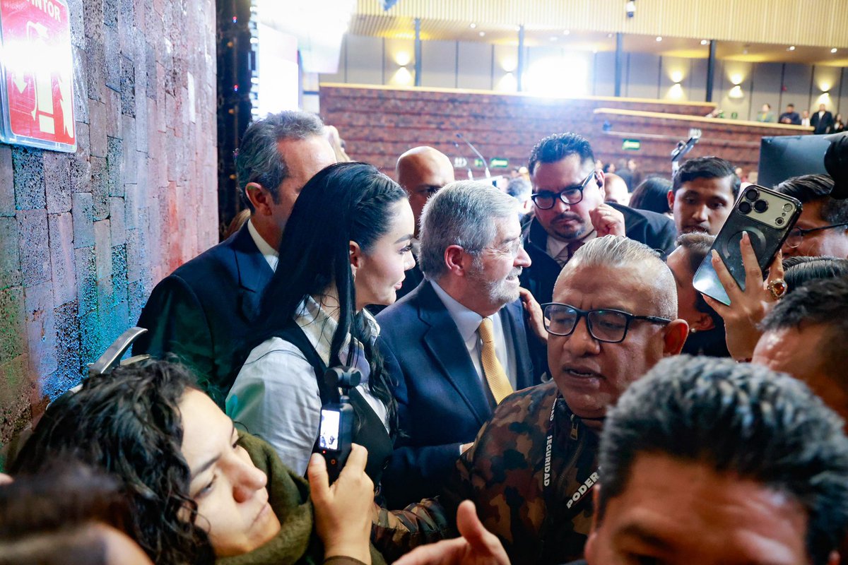 En la 4ta Plenaria de Morena, el canciller Juan Ramón de la Fuente  señaló que la política exterior de México se conduce con firmeza y visión estratégica bajo el liderazgo de Claudia Sheinbaum 🇲🇽, una de las jefas de Estado con mayor respaldo popular y prestigio internacional 🌎.