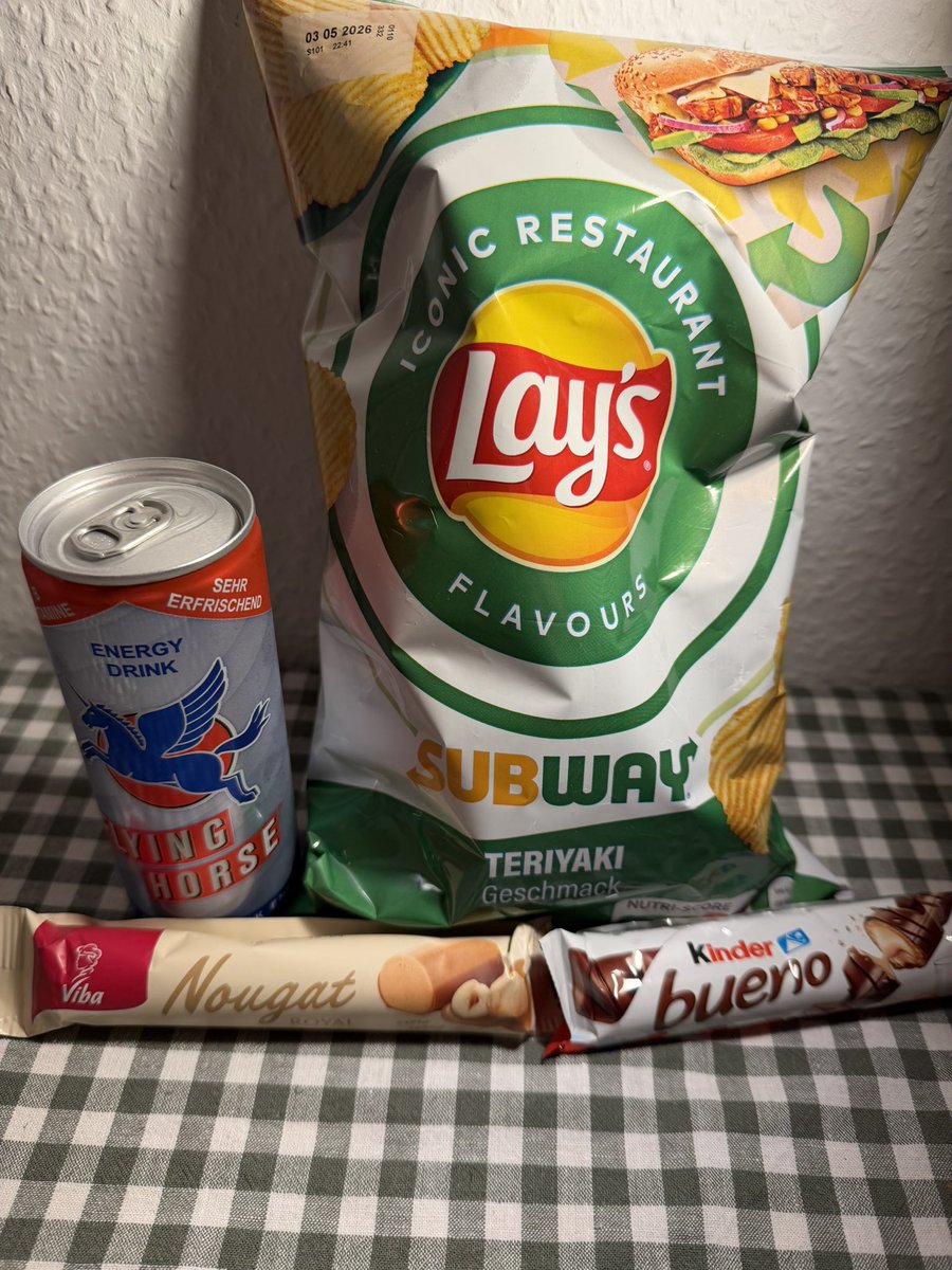 FRD490's tweet image. Saturday evening snack
#flyinghorseenergy #lays #nougat #kinderbueno #frdcdxc