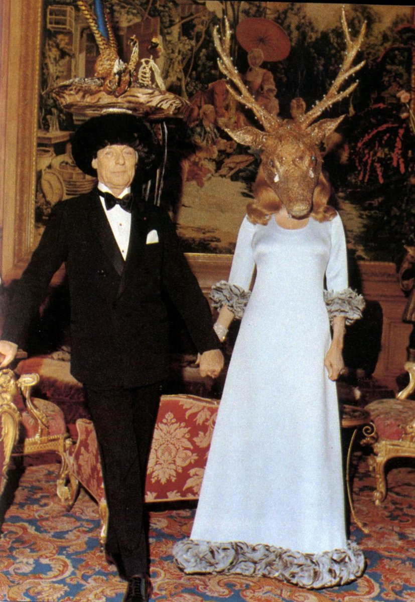 MarkDeReborn11's tweet image. Las fiestas de sacrificio y culto satánico de la élite pederasta tiene una larga historia. En 1972 se filtraron fotografías de las fiestas privadas que realizaban los Rothschild en su Palacio Chateau de Ferrieres en París. Todo es culto a Baphomet. Stanley Kubrick lo sabía.