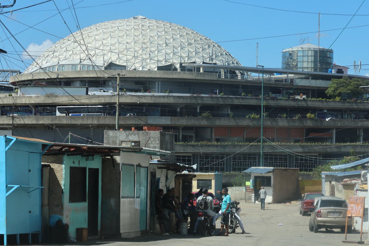 🗣️🔴¡La cárcel El Helicoide ahora será un centro cultural, deportivo y social! 

El gobierno de Venezuela anunció el cierre de la prisión en Caracas, señalada por albergar presos políticos y abusos, como parte de una propuesta de amnistía general.

Fotos: EFE