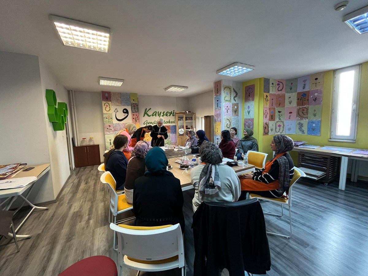 Renklerin suda dans ettiği, sabrın ve huzurun sanata dönüştüğü an…
Ebru ile ruhunun derinliklerine doğru bir yolculuğa çıkmaya var mısın? 💧🎨
Her damla başka bir hikâye, her desen eşsiz…

#gsbgm #gm #kayserigm #ebrusanatı  🤩