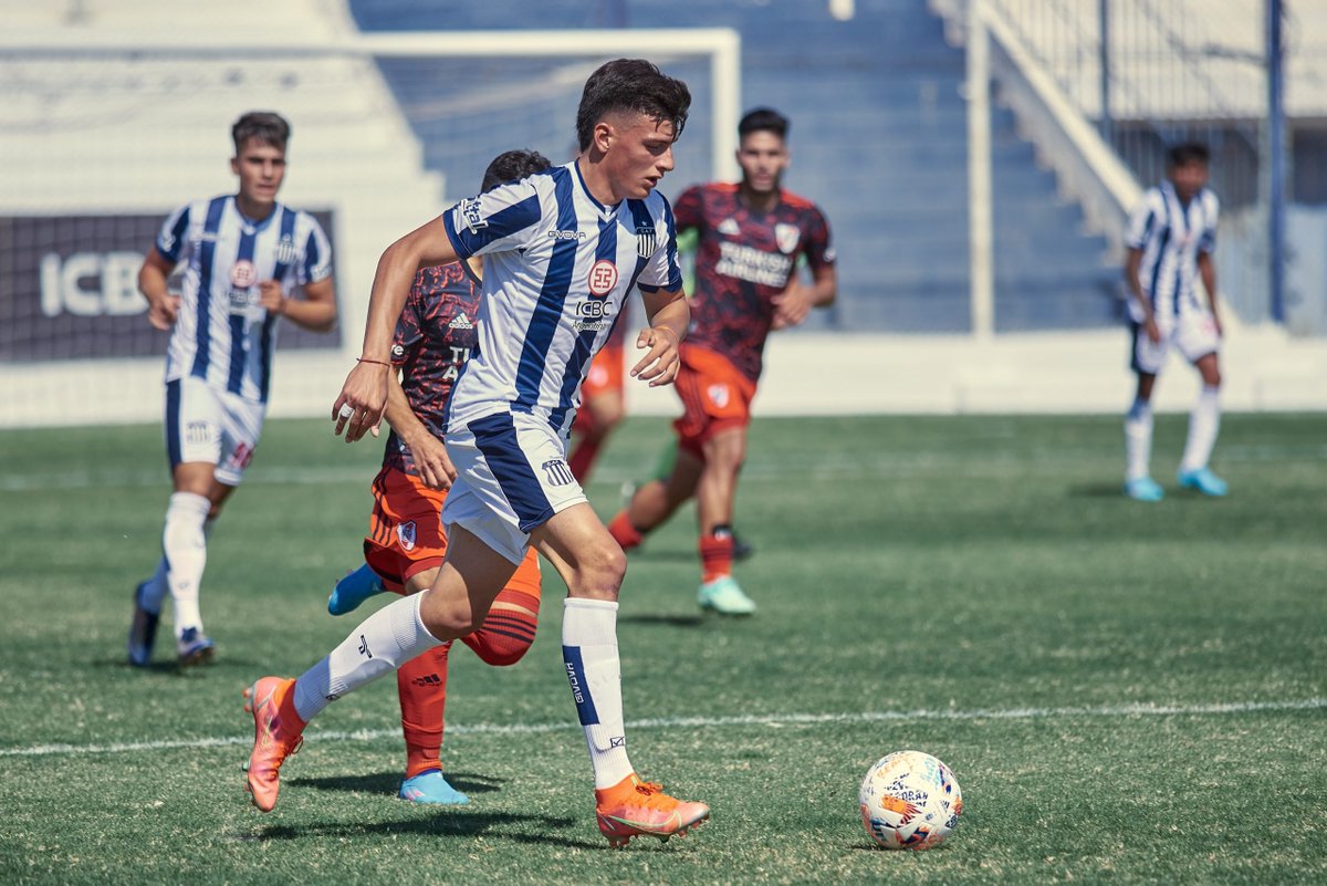 🇫🇮 "POR EL PALADAR DEL CLUB, SI VIENE UNA PELOTA LA INTENTO BAJAR DE PECHO Y DAR UN PASE"

🗣️ Tomás Kummer en Tercer Tiempo.

"En #Talleres se hace mucho hincapié en eso, resaltamos por como se nos cría ahi adentro. La forma de jugar, la templanza y la agresividad".