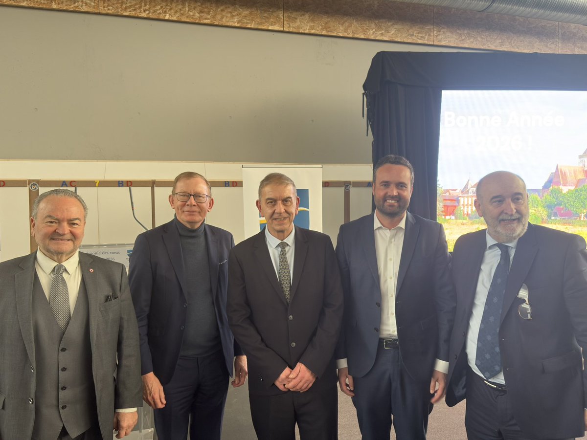 OHenno's tweet photo. À #Morbecque, le maire Jérôme Darques, en présence JP Bataille, député, de @BellevalV, président de Cœur de Flandres agglo, de mon collègue @FDhersin et de nombreux habitants. Il a exprimé avec son humour pince-sans-rire et sa bonhommie son attachement à sa commune. https://t.co/XdHR4Omt4f
