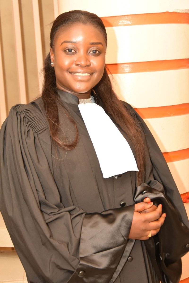 Nous avons accompagné notre regrettée amie jusqu’à sa dernière demeure. Feu Maître Rosalie Diémé repose désormais au cimetière catholique Saint-Lazare de Béthanie.

Des amphithéâtres aux salles de travaux dirigés, tu fus ce ciment discret mais essentiel qui soudait les liens de