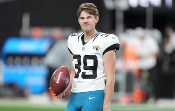 BuffaloKL's tweet photo. It's crazy how these guys are some of the best players in the same sport https://t.co/w6ccfpxbYQ