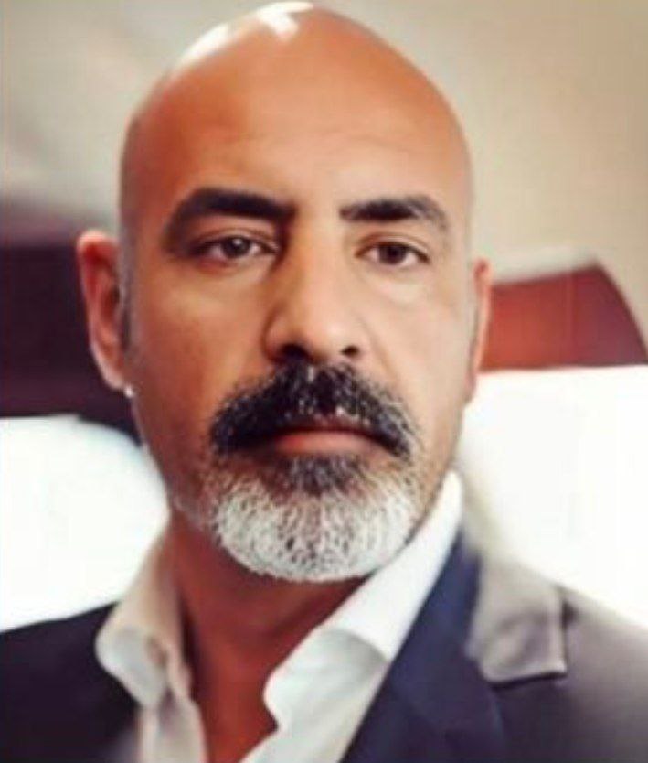 ❤️مصطفی عفتی ۴۶ ساله محمد شهر کرج
 قیام ۴۰۱ هم فعال بود و رژیم خانواده او را مخیر کرد تا بین اینکه پول گلوله بدهند یا اینکه بگویند فرزندشان بسیجی بوده یکی را انتخاب کنند
مادراما در خاکسپاری به صراحت اعلام کرد که فرزندش به دست رژیم آخوندی به شهادت رسیده 
#یادشان_را_باید_فریاد_زد