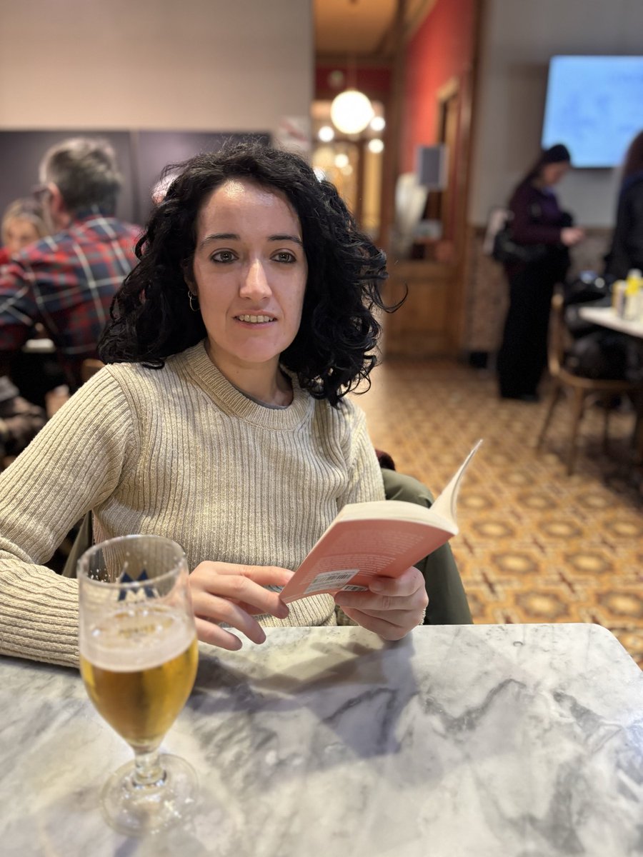 c_salander9's tweet photo. He obligado a @Lorvina_ a leer a Shakespeare en público y el artista Joan Bueno ha plasmado el momento 🥹 https://t.co/5szbGlckSs