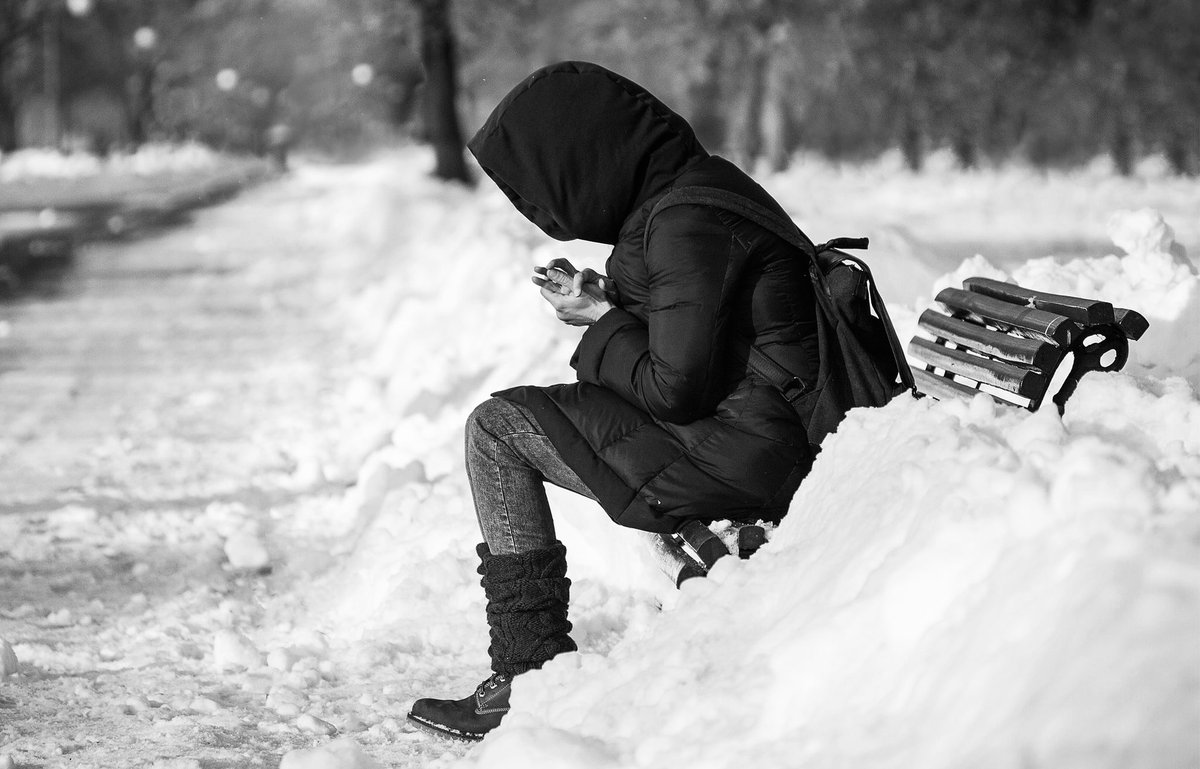 Diemžēl ir arī tādi vecāki, kuri tā vietā, lai iegādātos kurināmo, naudu iztērē vielām un šķidrumiem. Tāpēc ir jaunieši, kuriem šajā aukstajā laikā mājās gulēt nav iespējams.
Ja zinat kādu jaunieti, kuram ir nepieciešama palīdzība un atbalsts, tad pastāstiet viņam par mums. Viņš