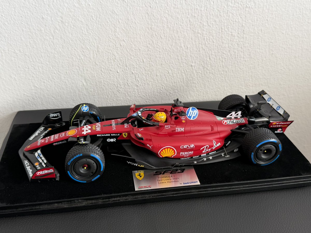 Hamilton’ın tifosiye el salladığı anı modellemişler. Bayıldık…