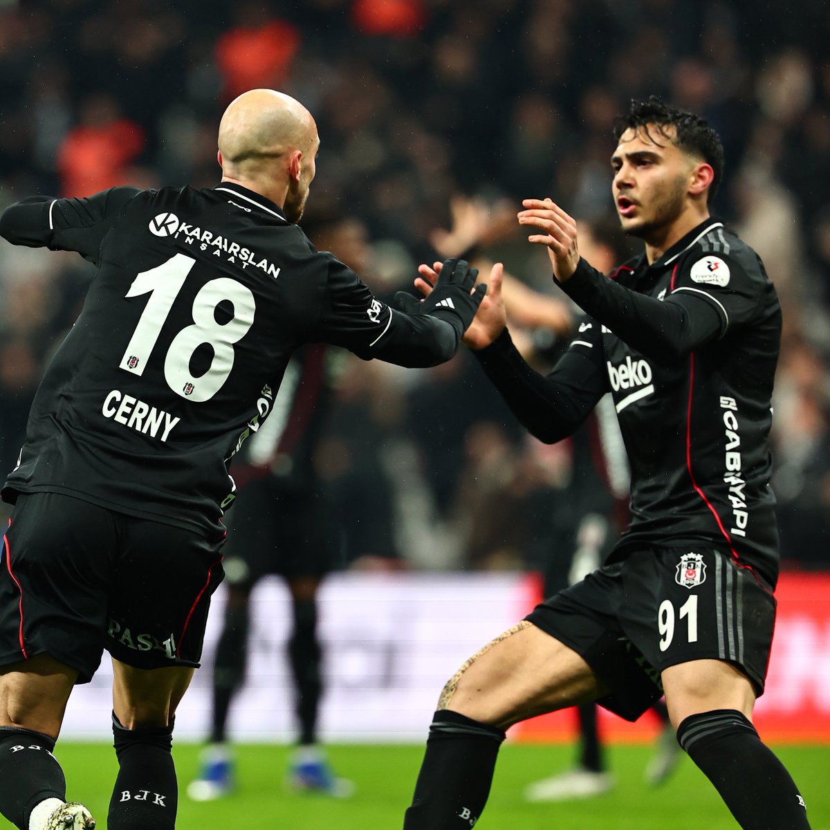 Mustafa Erhan Hekimoğlu: "Sergen hoca maçtan önce konuştu. İleride top tut, bizi rahatlat, faul al dedi."

Konyaspor maçında 11/19 ikili mücadele kazanan Hekimoğlu, bu sezon Beşiktaş’ta bir lig maçında en fazla faule maruz kalan oyuncu oldu.
