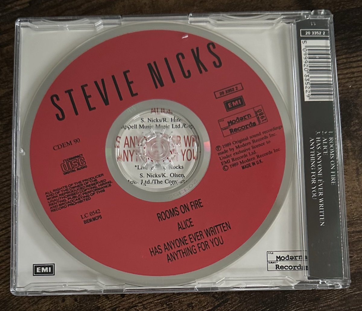 Poplifer73's tweet photo. Saturday CD Singles Haul.
CD singles from Simple Minds ‘Glittering Prize’ (1990) and Stevie Nicks ‘Rooms On Fire’ (1989) which has the 9 minute 12” version.
#CDSingles #CDs #MusicCollection #CDFinds https://t.co/vOMtdCvsrg