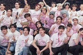 (((วงเขียวเข้ม-กูมีน้ำตามาก 😭 คือมันใกล้มาก ใกล้จนเหมือนเมื่อก่อนเลยที่ถ่ายด้วยกันในงาน นับเรียงแล้วได้เจ็ดพอดีแบบไม่กระจายหายไปไหนคนละฟาก มันดีจังเลยตอนพวกแกอยู่ด้วยกัน ฮือ))) 😭