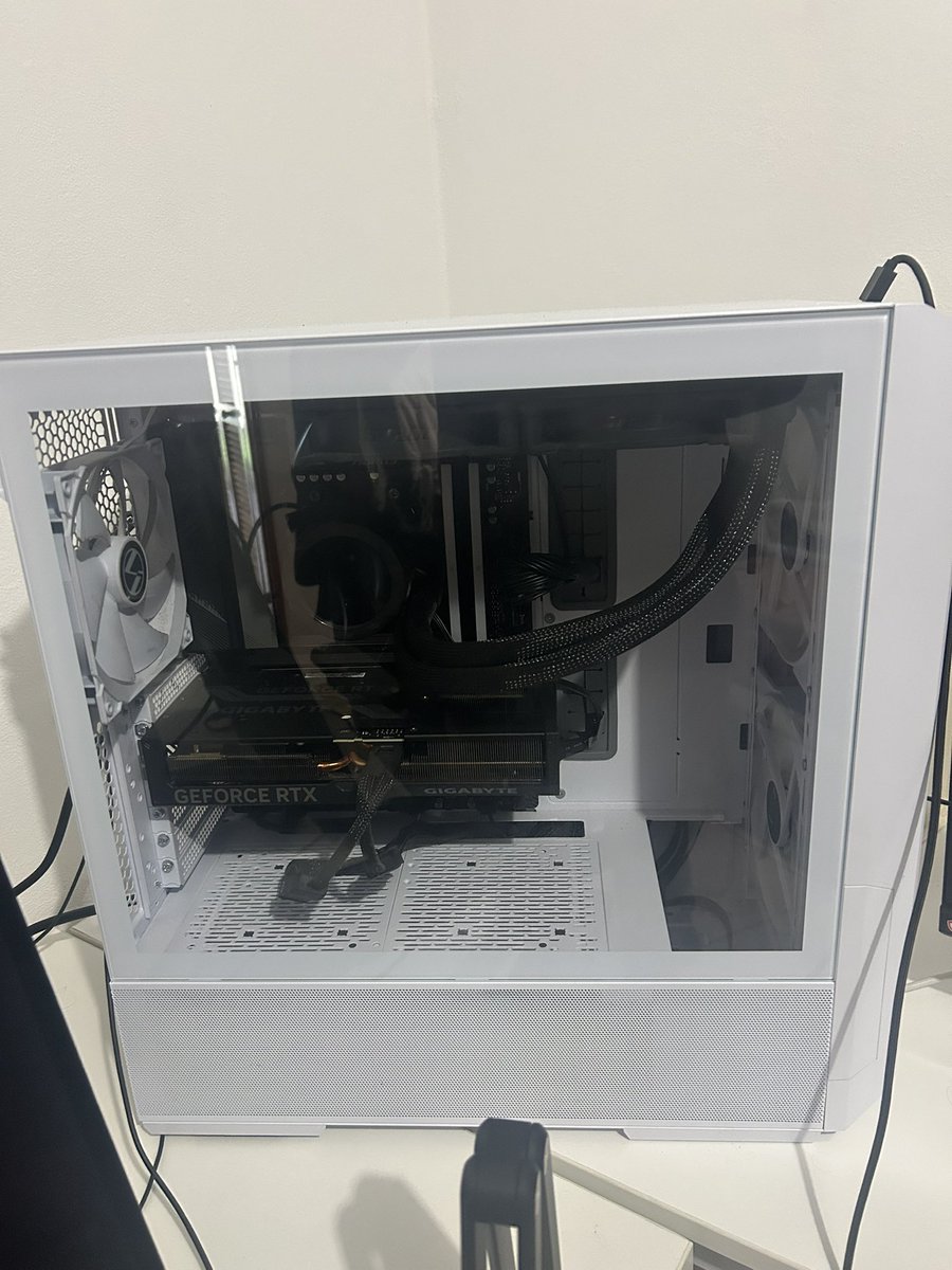 GlitchzPR's tweet photo. Rt pls im selling:

Gaming PC: 
4070 ti OC 12 GB
Ryzen 7 7800x3d
LIAN LI LANCOOL 216RW White Case
CORSAIR RMx Series (2021) RM750x Power Supply.
GIGABYTE B650 AORUS ELITE AX AM5 LGA 1718 AMD B650 DDR5 ATX Motherboard.
CORSAIR Vengeance RGB 32GB (2 x 16GB) 288-Pin PC RAM DDR5 5600 https://t.co/SU3qfy0HFY