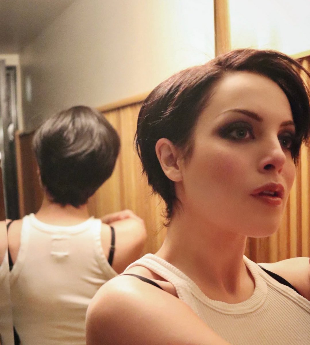 falliamsforever's tweet photo. liz with a pixie cut is such a SERVE https://t.co/8BMztmoLQ3