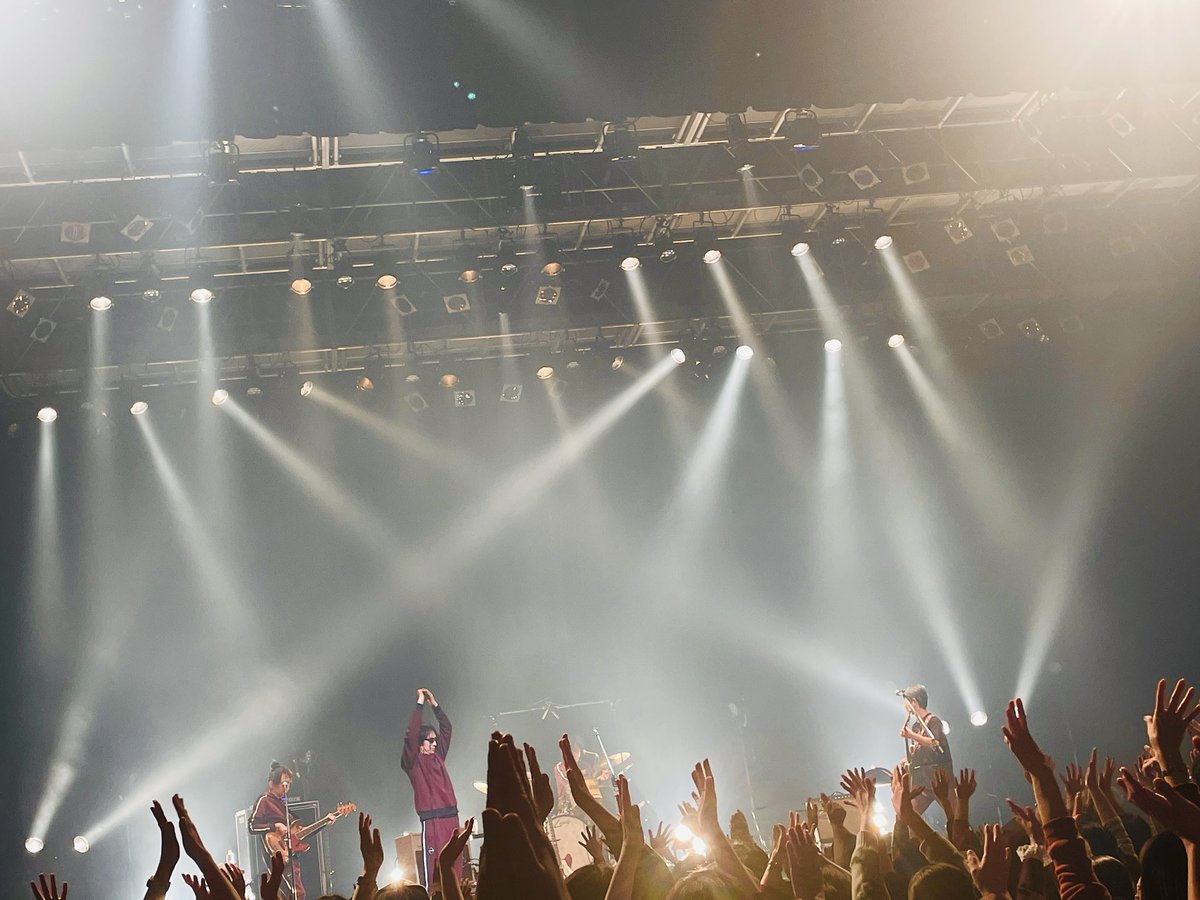 magokoro_bros's tweet photo. 『hava a nice TRIP!』ツアー9本目 大阪公演終了！
今宵も濃くてエモーショナルなパフォーマンスでした👍

次回はいよいよツアーファイナル！
ご来場の皆さま、存分に楽しみましょう✌️

＊写真3枚目は新喜劇MCで盛り上がっているところ https://t.co/lzB5g0hJuF