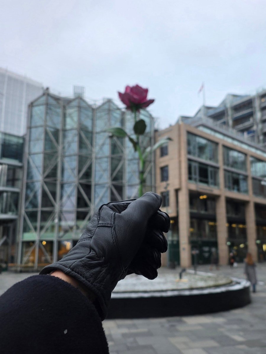 look, he’s wearing gloves 🥹✨🖤
