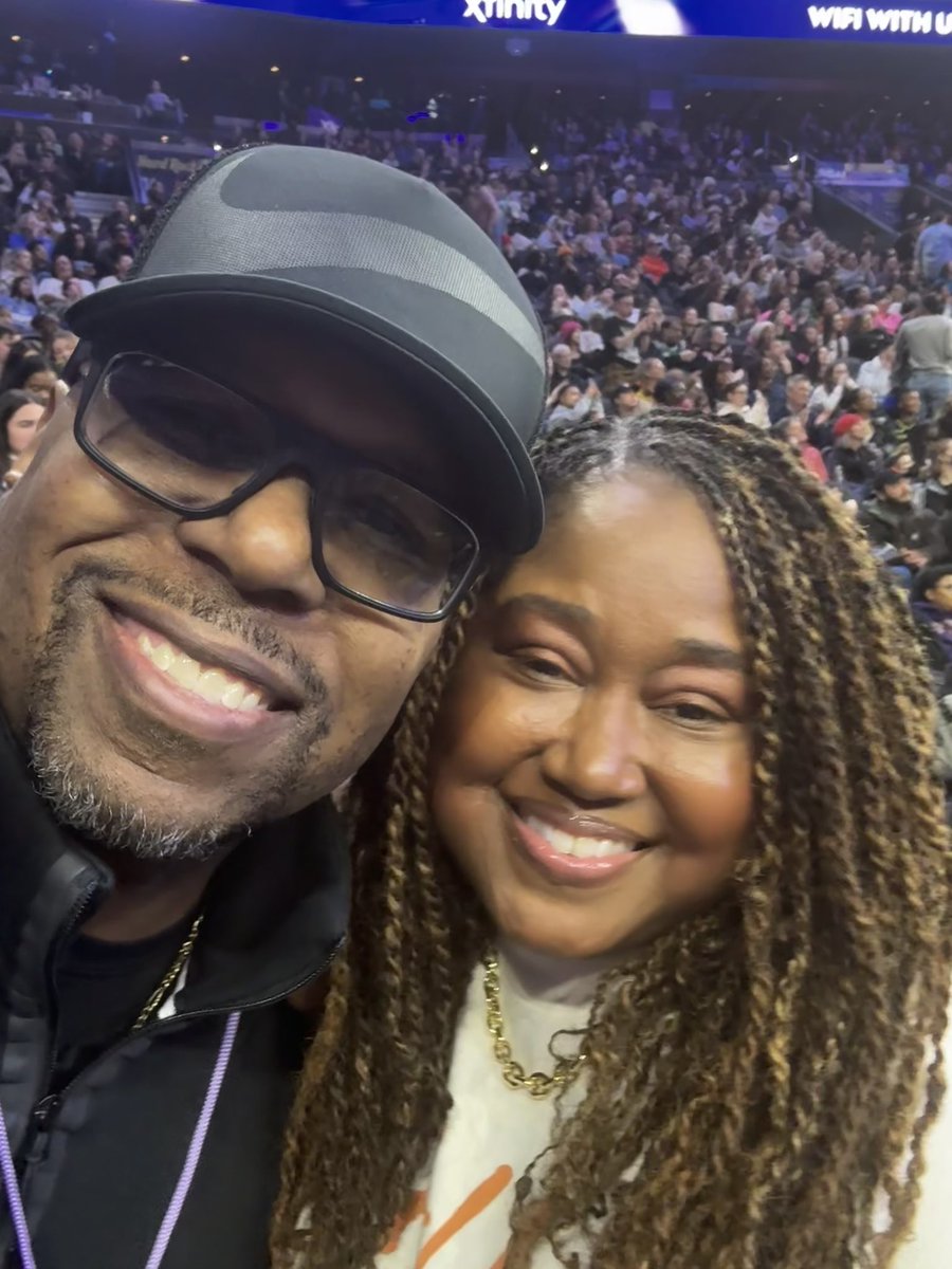 OJPhilly's tweet photo. I finally got to meet @natfluential in person. One of my favorite people in sports. #UnrivaledWBB #PhillyIsUnrivaled ๐ฉต https://t.co/jvTfEDJexq