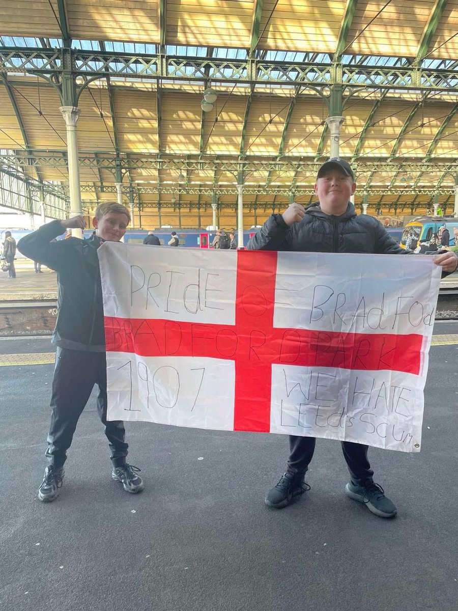 Bradford Park Avenue young lads on their way to Ferriby today.
#Bradford #ParkAvenue #GreenArmy