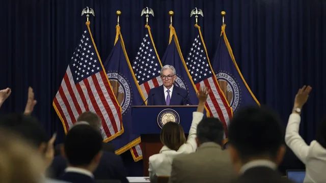 ForwardGuidance's tweet image. The Fed is background noise right now while markets respond to reality.

The real signal is in metals, volatility, and what money is abandoning for scarcity.

🧵 Summary of our latest Weekly Roundup @Tyler_Neville_ @qthomp @fejau_inc