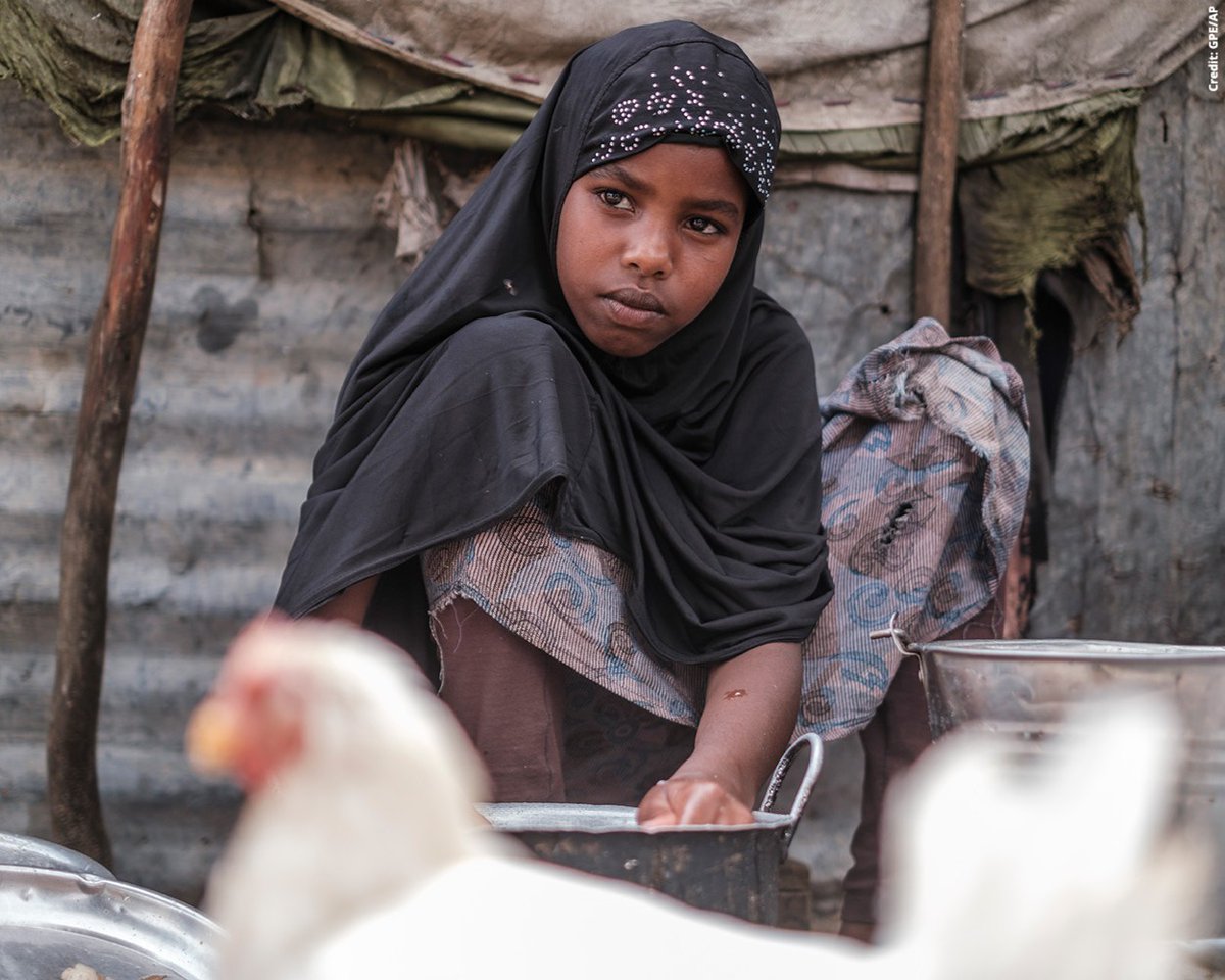GPforEducation's tweet photo. Aucun enfant ne devrait choisir entre l’eau et l’éducation.
Au Somaliland, frappé par la sécheresse, le GPE et @save_children assurent école flexible, repas, transferts d’argent et sensibilisation pour garder les enfants scolarisés.
#FinancerLEducation https://t.co/UQZrQWXB4v