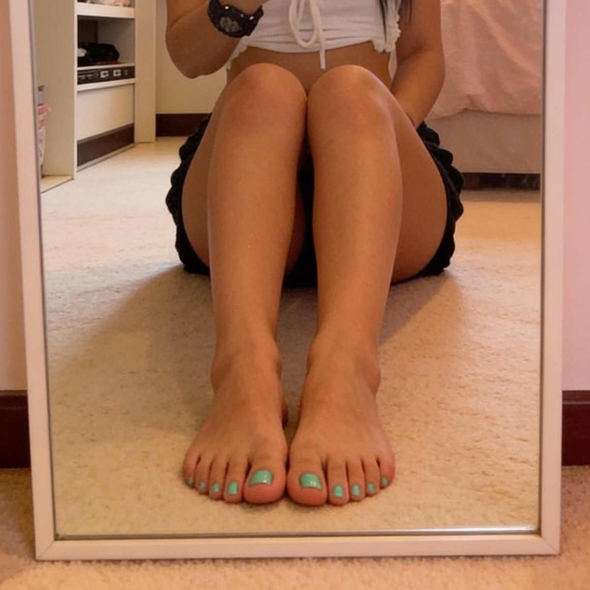 xMisstressAx's tweet photo. Bare feet kicked up, fan spinning slow, city hum fading into nothing… these soft soles finally get to breathe and play 😌✨  
Who’s matching this lazy energy with me today? Drop a 😴 or 👣  
#feet #prettyfeet #cutetoes #feetlover #footfetish #toes  #weekendvibes #chillfeet https://t.co/7mQCOThPWE