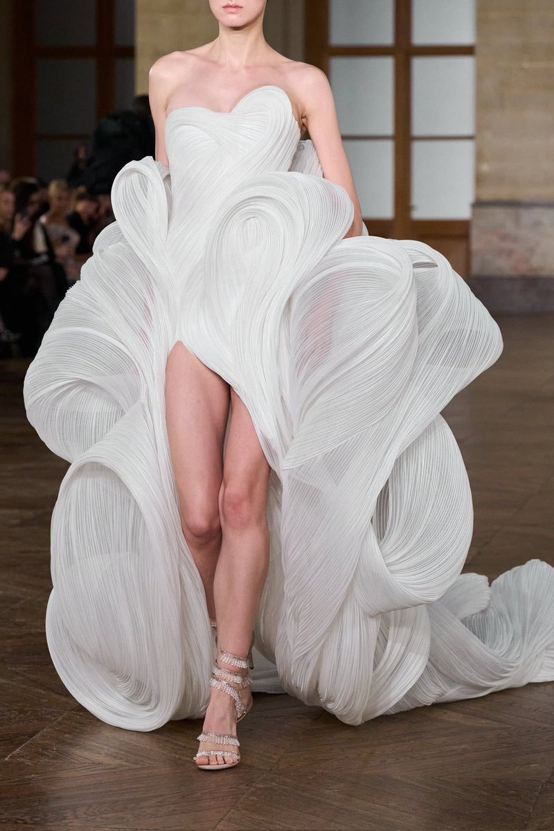 LaModeUnknown's tweet image. The 'CLOUD' look of ✨️Gaurav Gupta✨️ Spring/Summer 2026 Couture.🪡