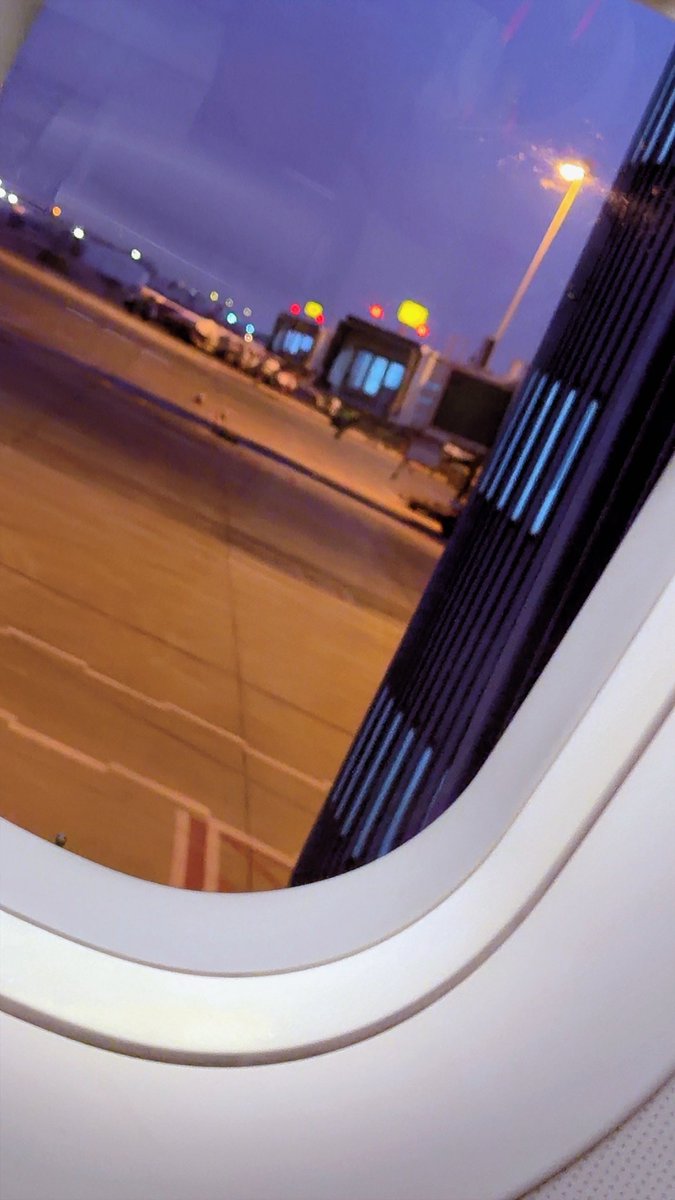 Extraodinary9's tweet image. .
.
و كل لحظة ينطفئ فيها النهار
و يتقدّم الليل بخطاه
يتولّد في داخلي شعورٌ لم أبحث عنه
لكنه يجدني أينما ذهبتُ و ولّيت

#في_مسودة_الرواية