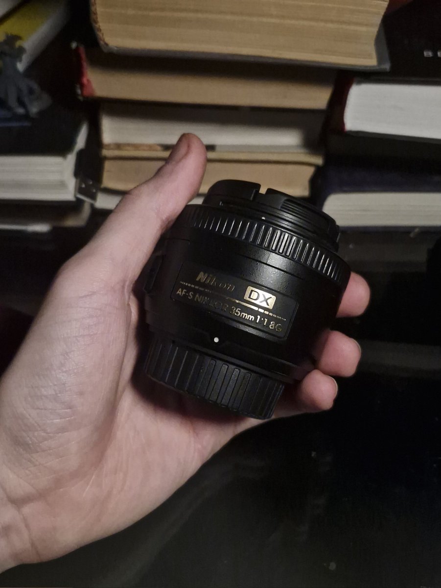 Как же на счастье влияют деньги. Совершил объективную покупку (купил объектив) и только сам факт владения им уже приносит мне удовольствие. За два дня раз 10 его достал, чтобы в руках повертеть.