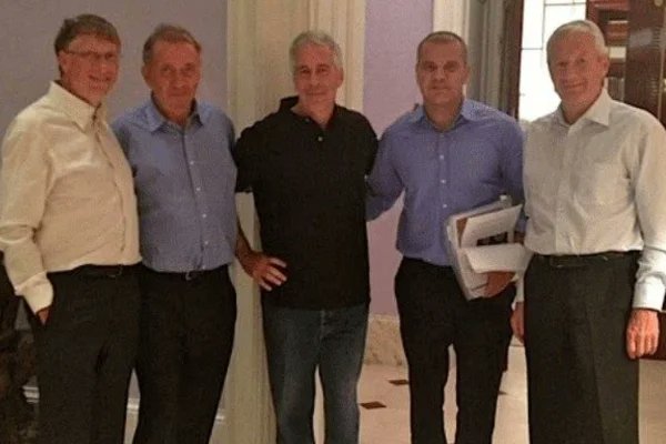 GRAVE

METRÓPOLES: Em um e-mail enviado por Epstein a si em 18 de julho de 2013, o acusado afirma que Gates teria contraído uma doença sexualmente transmissível após relações sexuais com “garotas russas”.

No texto, o financista alega ainda que Gates teria pedido [+]