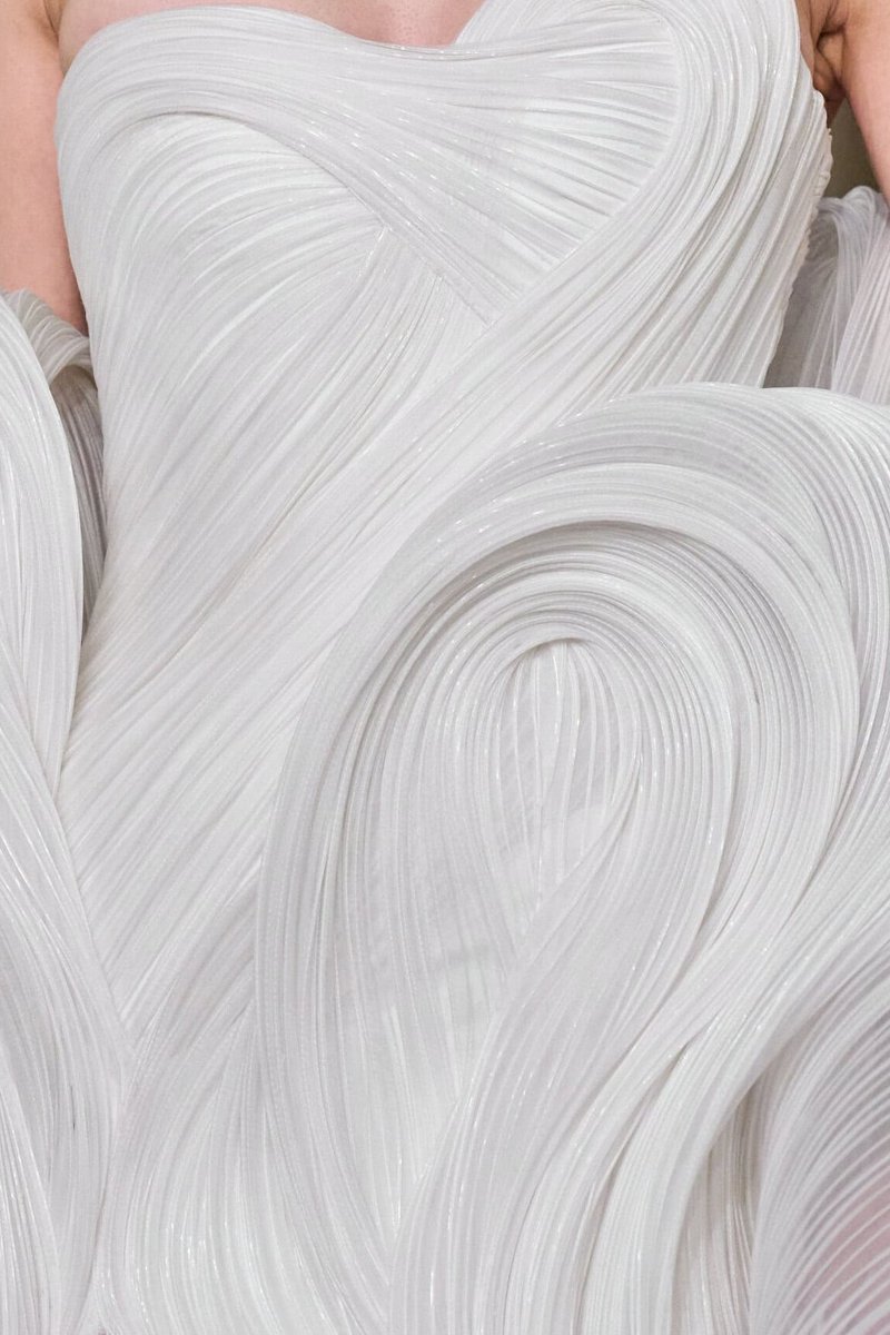 LaModeUnknown's tweet image. The 'CLOUD' look of ✨️Gaurav Gupta✨️ Spring/Summer 2026 Couture.🪡