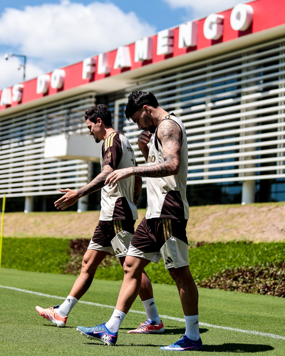 venecasagrande's tweet photo. O futuro repetindo o passado... Paquetá e Pedro voltam a jogador juntos no Flamengo.

Fotos: Gilvan de Souza e Reprodução https://t.co/StCCssD1N3