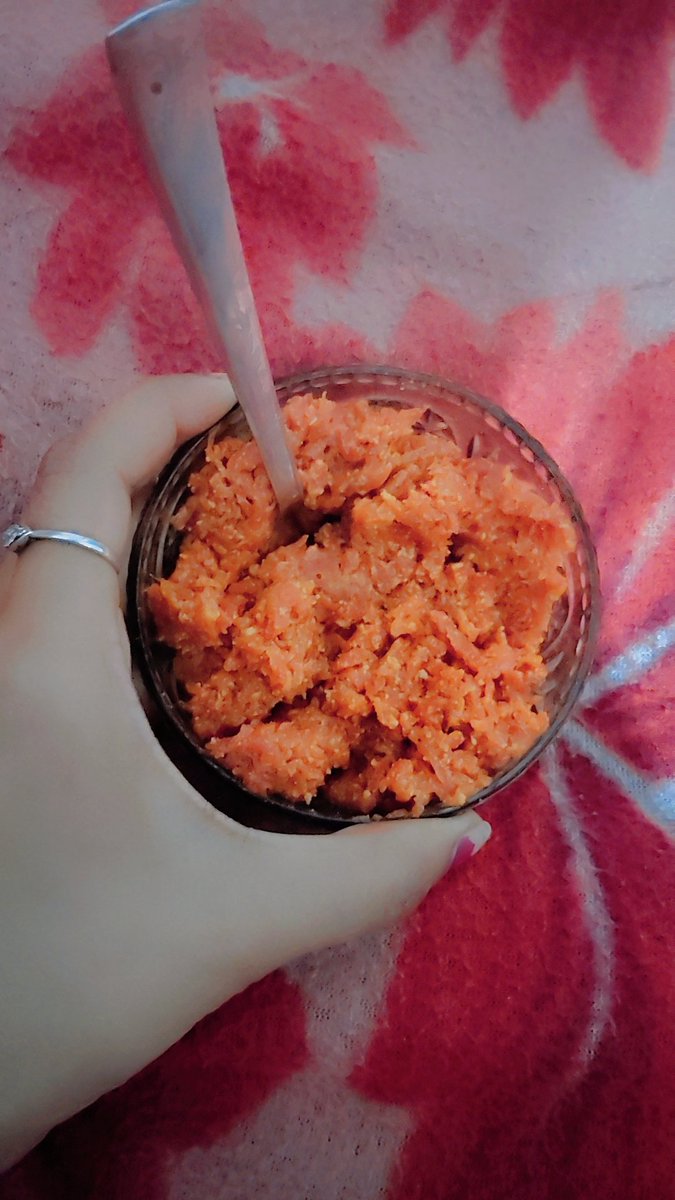 MissSaloni34's tweet image. Hello friends 👋 
 Kya kar rahe ho aap sab ..
     Aaao aap logo ko halwa khilauuu.....😋😋😋😋😋😋
#testy
#madebyme😋
  #gajarkahalwa..🥣🥣