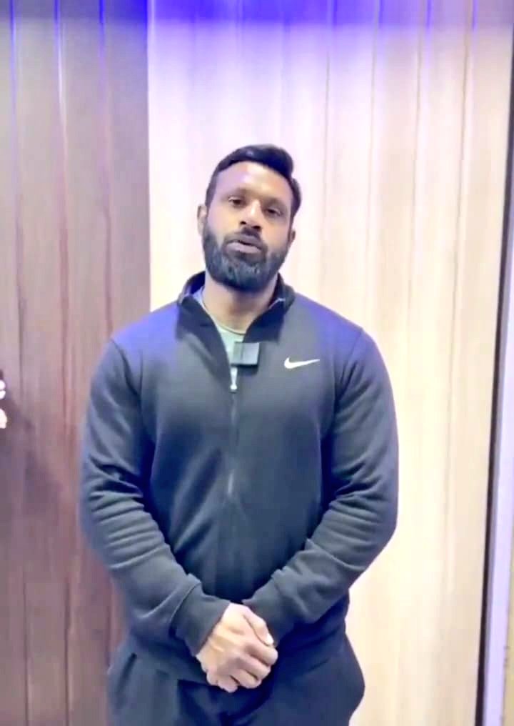 कल तक इस दल्ले को जो मुल्ले,सेक्युलर हिंदू अब्बा बनाए घूम रहे थे,उनका ये अब्बा मोहम्मद दीपक अपनी गांव पे पाँव लगा के भाग गया बजरंग दल के शेरों के सामने।
🤣🤣