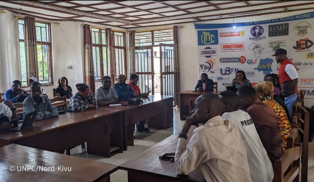 lafortunerdc's tweet photo. #Goma : Les journalistes forcés de quitter le centre de Presse (Document) 

La Radio-télévision nationale congolaise (#RTNC) Nord-Kivu a demandé à l’Union nationale de la presse du Congo (#UNPC) de libérer le bâtiment abritant le centre de presse provincial, situé au niveau du Mont Goma. Dans un communiqué daté du 31 janvier 2026, la Présidente de l'UNPC, Mme #Rosalie Zawadi Masika,  indique que la direction provinciale de la RTNC estime que l’infrastructure est construite sur sa concession.

Ce bâtiment, érigé par la @MONUSCO et présenté comme un don à la presse locale, ne sera donc plus accessible aux journalistes à partir du 2 février 2026. L’#UNPC affirme que ses bureaux ainsi que les activités du centre de presse cesseront dans ces locaux, une décision qui suscite des inquiétudes au sein de la corporation journalistique du Nord-Kivu. Le centre de Presse est un lieu de travail pour les journalistes de la ville de Goma. 

Il faut noter que la #RTNC Nord-Kivu est actuellement gérée par les rebelles du #M23, soutenus par le #Rwanda. 

LaFortuneRDC