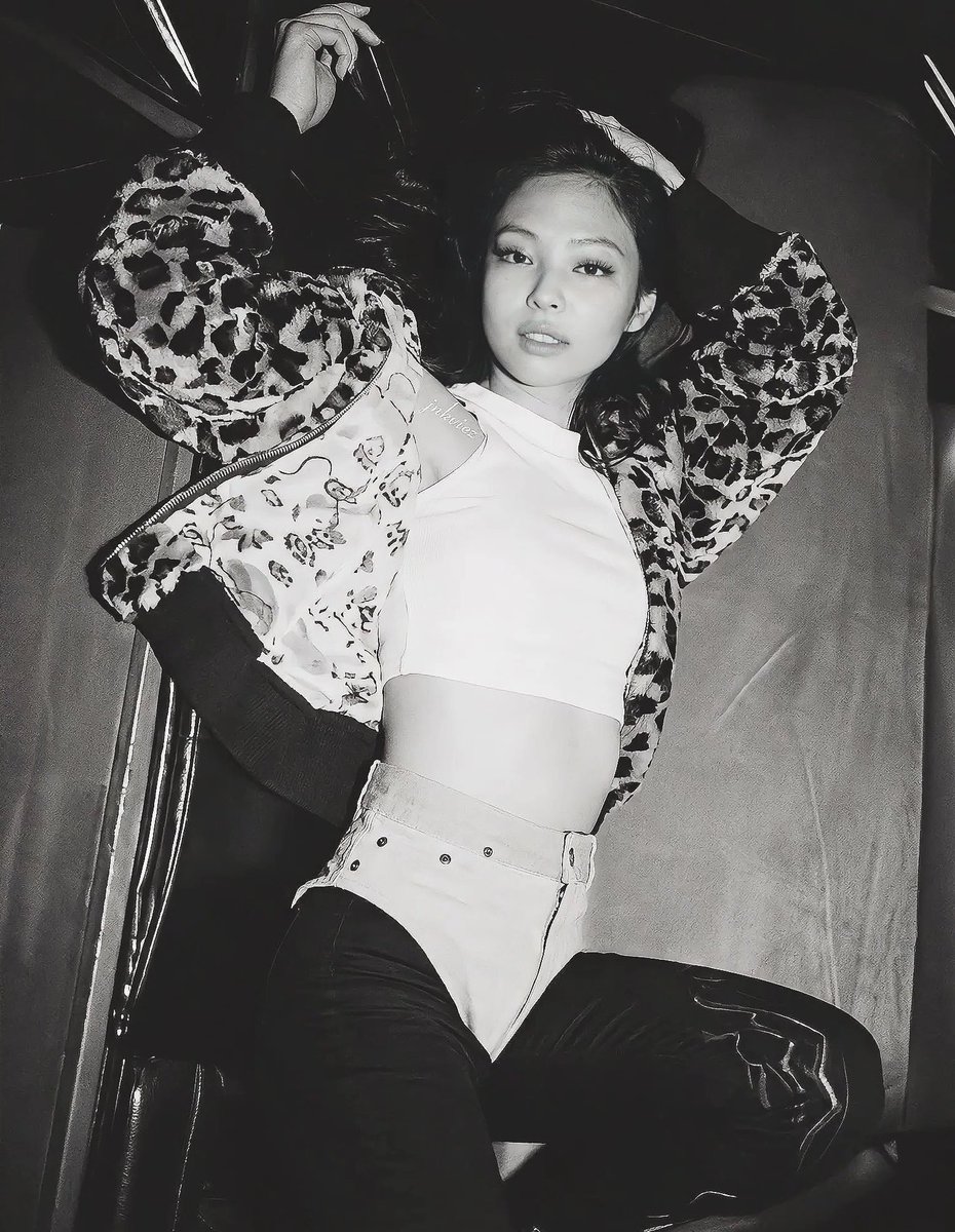 jenfilesx's tweet photo. the pose?? jennie is a diva https://t.co/5e1gOwOlfW