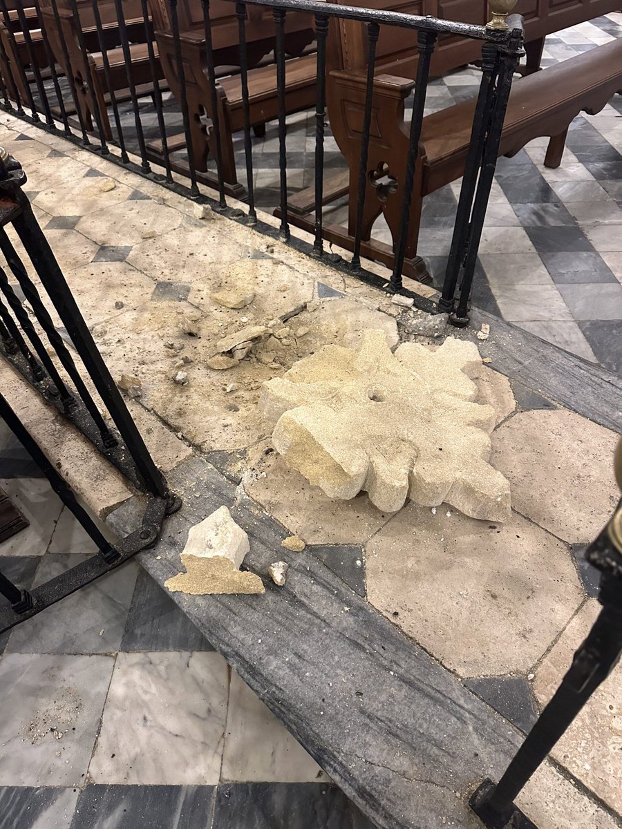 JFCozar's tweet image. Uno de los mejores monumentos de la provincia gaditana, de comienzos del XVI y víctima de la desidia.
Cerrada con urgencia, veremos los años que tardará en abrir de nuevo. Necesita restauración integral del edificio, por no hablar de los bienes muebles.
Duele mucho. Muchísimo.